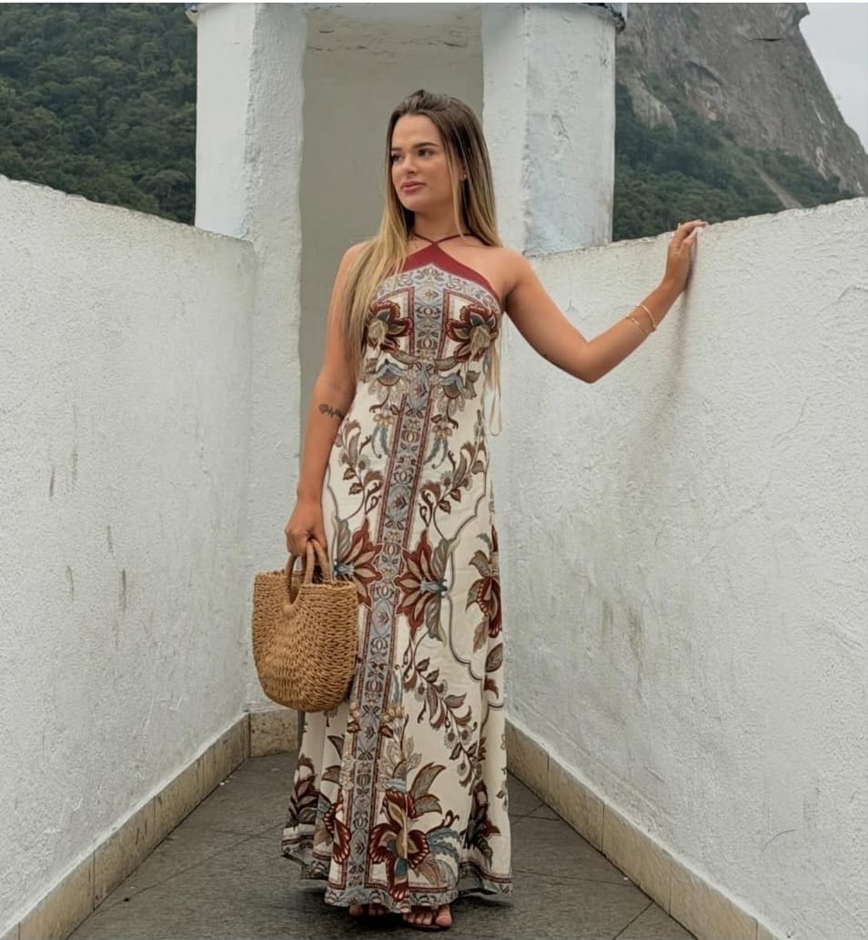 Bruna usando vestido longo estampado